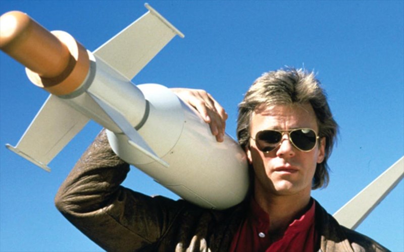 o-macgyver-epistrefei-men-allios-de