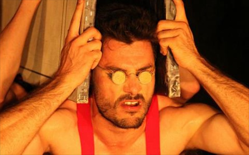 oi-perses-tou-aisxulou-gia-treis-akomi-parastaseis-sto-theatro-alkmini