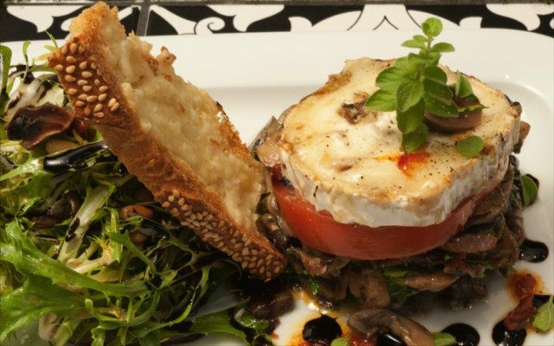 to-mimaya-sti-glufada-sas-perimenei-me-mesogeiako-aroma