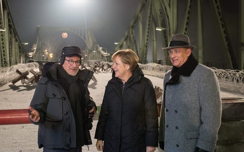 i-merkel-kalosorizei-spielberg-kai-hanks-sti-gefura-ton-kataskopon