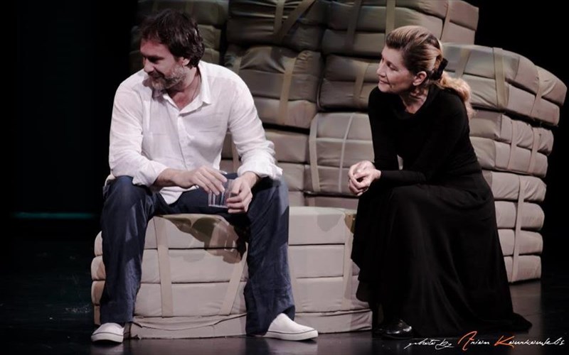 oi-agnooumenoi-me-ton-aleksandro-staurou-sto-theatro-aristoteleion