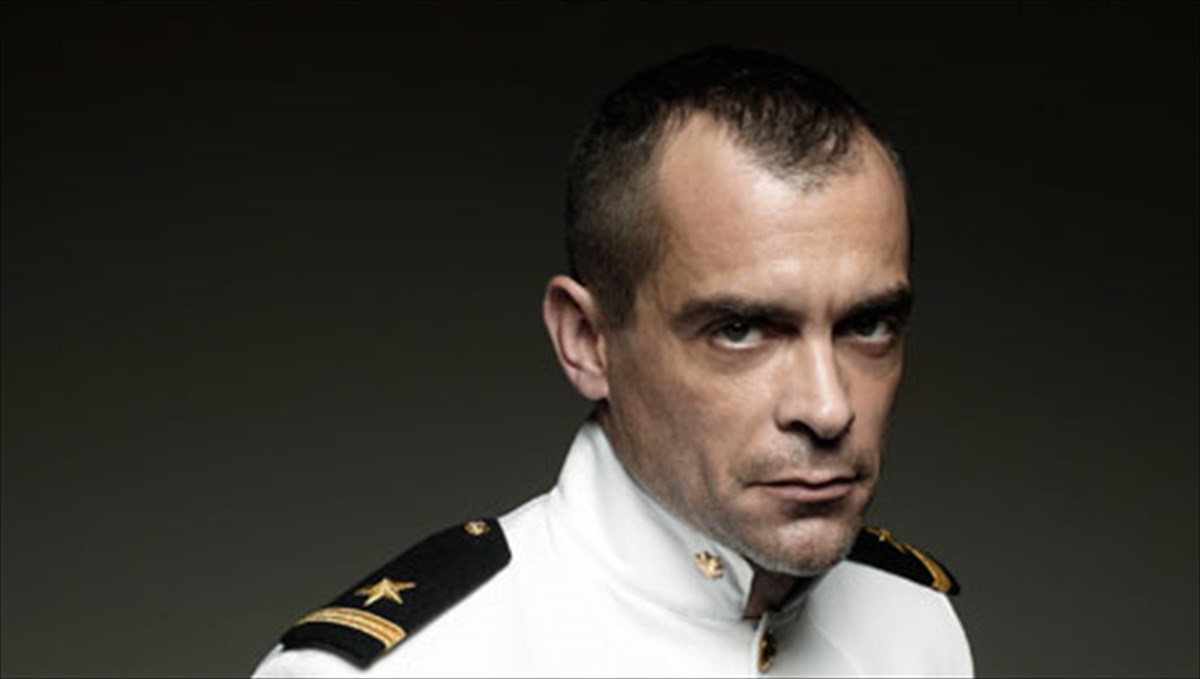 o-konstantinos-markoulakis-diabazei-papadiamanti