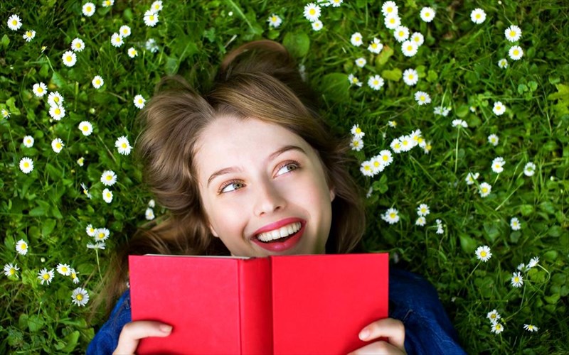 5-biblia-me-aformi-tin-imera-tis-gunaikas-biblia-me-aformi-tin-imera-tis-gunaikas