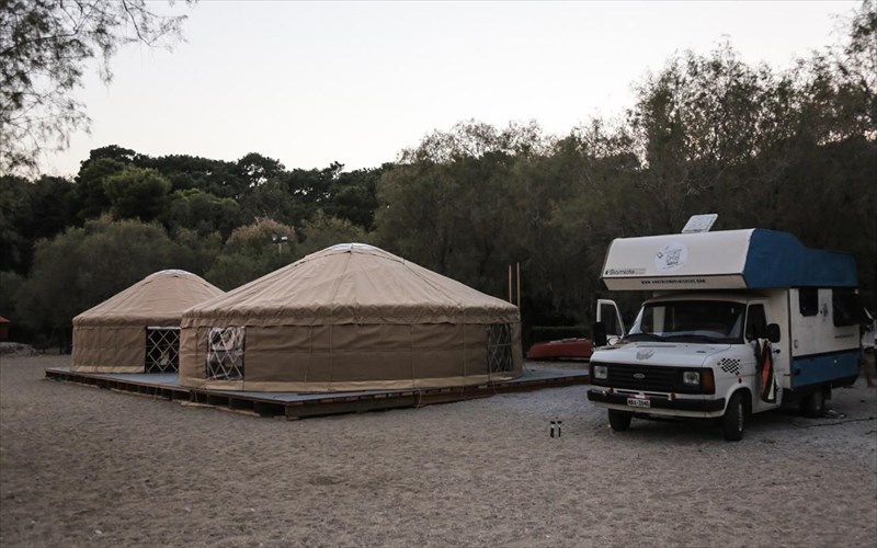 to-caravan-project-sunexizei-to-taksidi-tou-stin-ellada