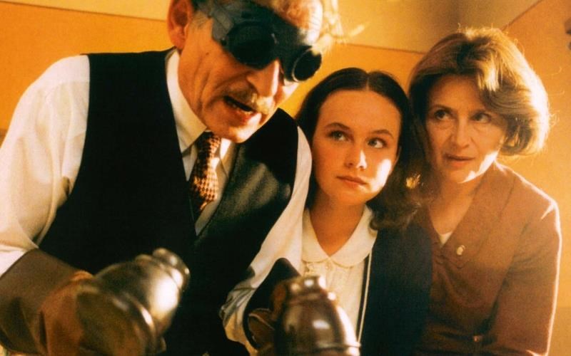 rock-diaskeues-kai-retro-komodia-me-dorean-eisodo