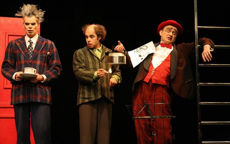 la-porta-ena-theatriko-soou-gia-trio-klooun-sto-megaro-mousikis