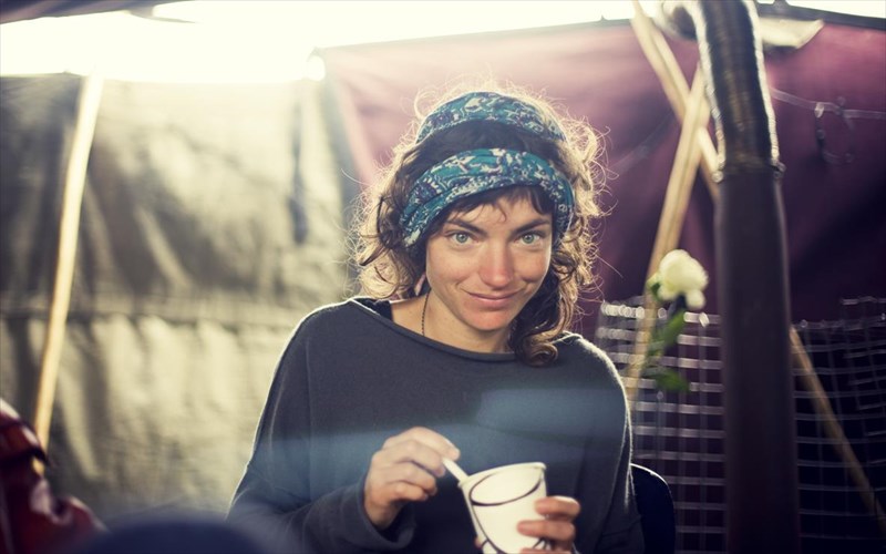 i-daskala-theatrikou-paixnidiou-tou-caravan-project-mila-sto-clickatlifegr