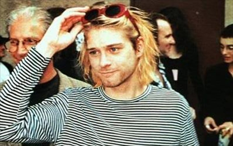 erxetai-akukloforitos-kurt-cobain