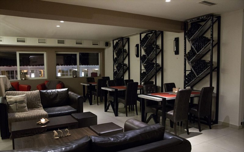 sip-wine-bar-psagmeno-krasi-se-proto-rolo
