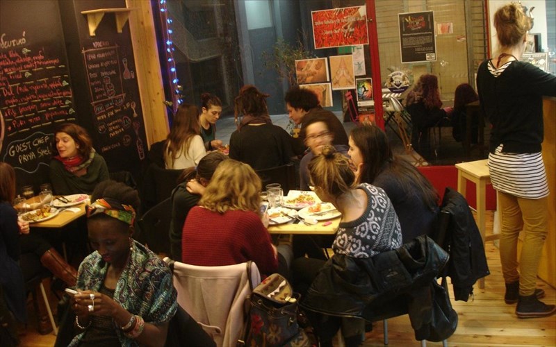 bread-and-roses-dimiourgiki-kouzina-se-oikonomikes-times