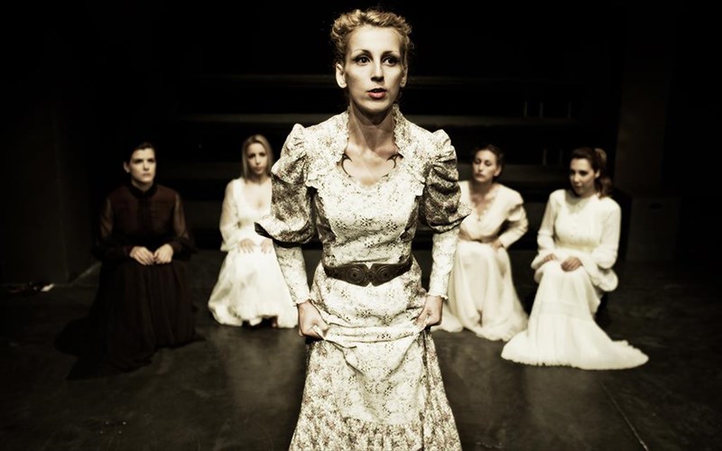 i-eksodos-sunexizei-tin-poreia-tis-sto-thiseion