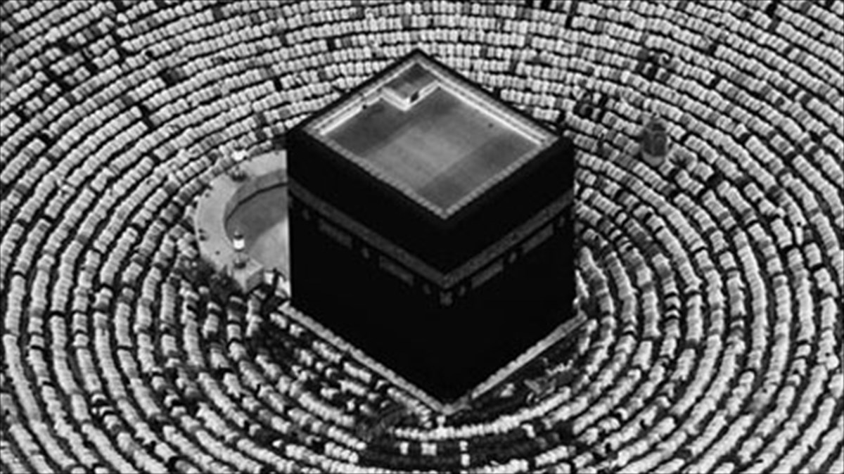 oi-proskunites-tis-mekka-sto-epikentro-tou-bretanikou-mouseiou