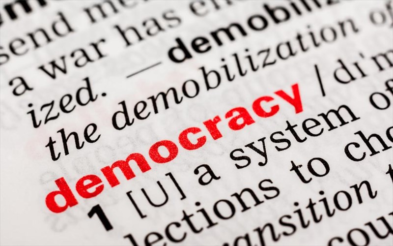 o-genikos-grammateas-ton-podemos-diekdikei-ti-dimokratia