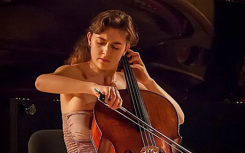 ena-neo-asteri-sto-megaro