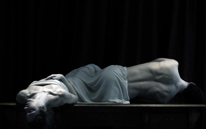 enas-pinakas-zontaneuei-pano-sti-skini