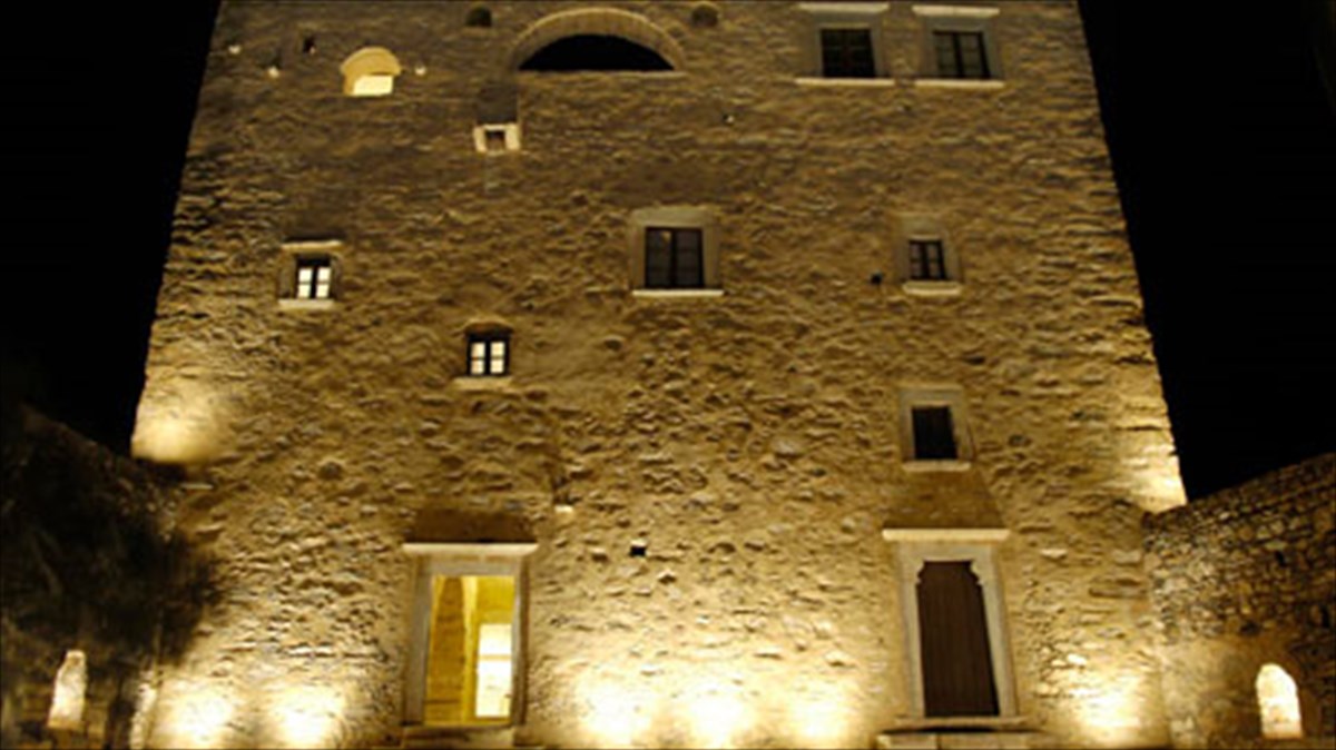 to-festibal-naksou-anoigei-tin-aulaia-tou