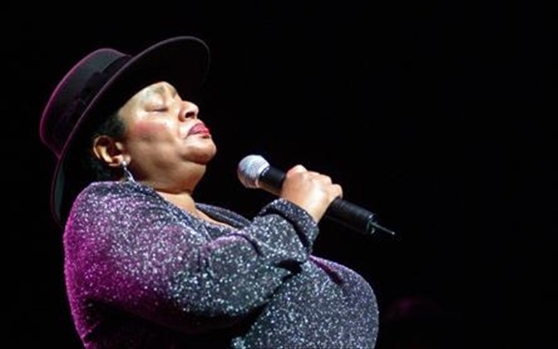 i-megali-kuria-ton-mplouz-deitra-farr-sto-half-note