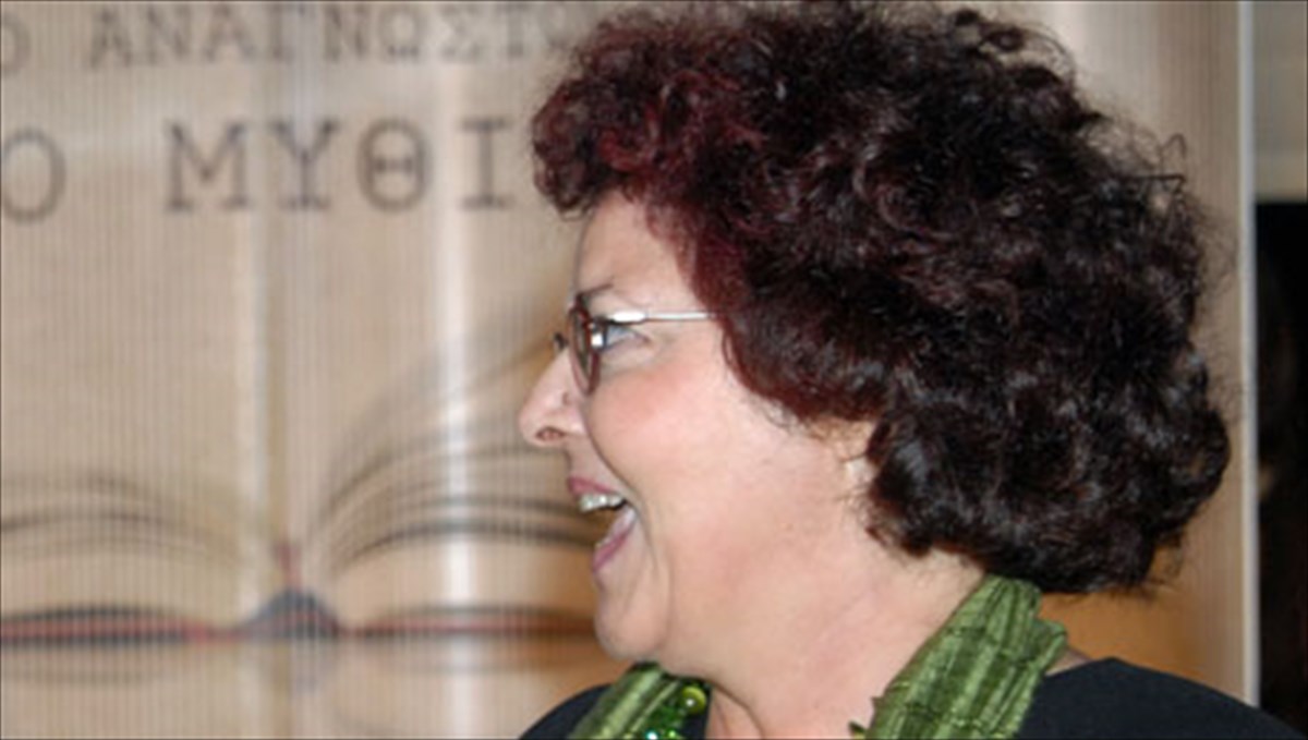 eugenia-fakinou-epistrofi-me-neo-muthistorima-kai-ti-thruliki-ntenekedoupoli