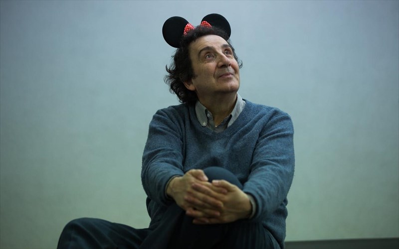 o-bussinokipos-tou-tsexof-sunanta-tin-airetiki-matia-tou-nikou-karathanou-sti-stegi