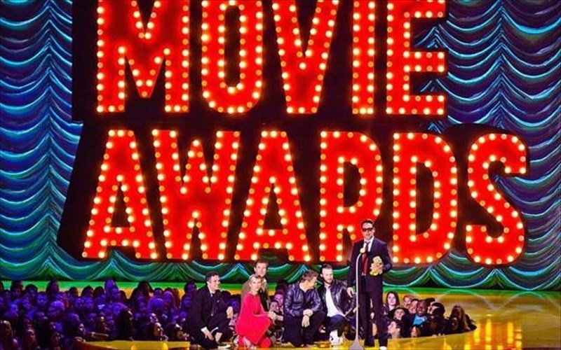 mtv-movie-awards-proties-gia-lathos-asteri-kai-mprantlei-kouper