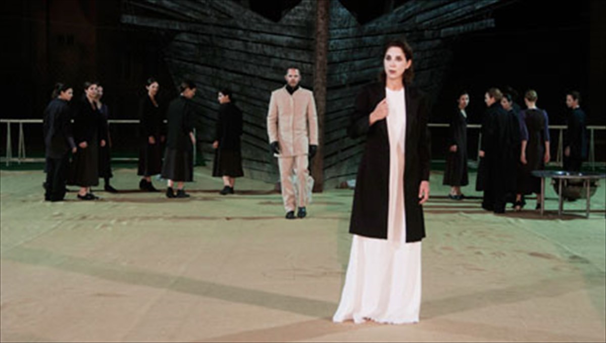 i-amalia-moutousi-me-ti-mideia-sto-irodeio