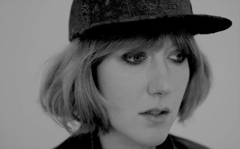 i-aneksartiti-diskografiki-nous-katalambanei-to-romantso-me-kalesmeni-tin-karen-gwyer