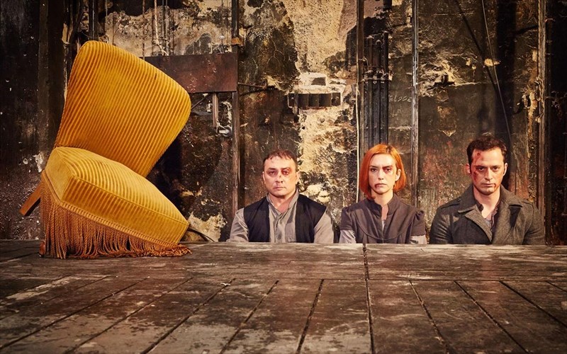 den-exo-tipota-kritiki-theatrou