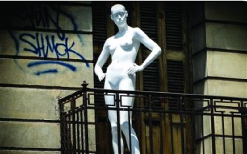 i-athina-mesa-apo-ta-matia-ton-politon-tis-sxedias