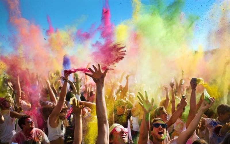 to-festibal-ton-xromaton-erxetai-kai-stin-athina