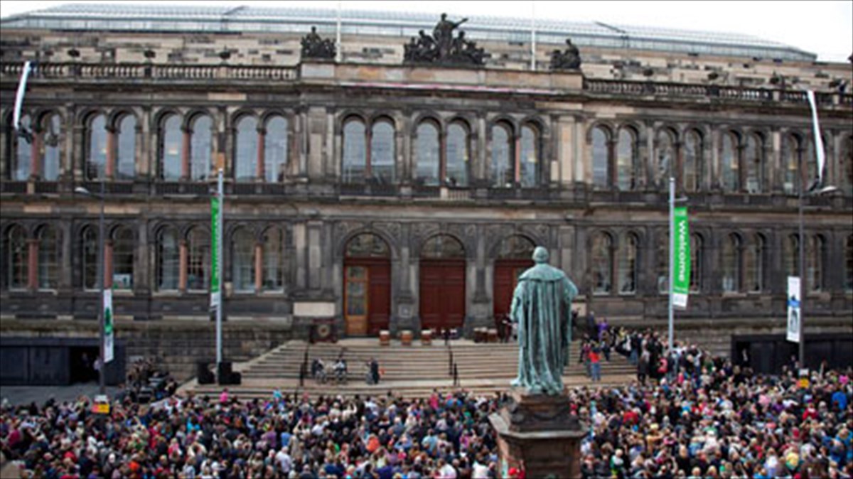 ananeomeno-to-ethniko-mouseio-tis-skotias-anoigei-tis-portes-tou