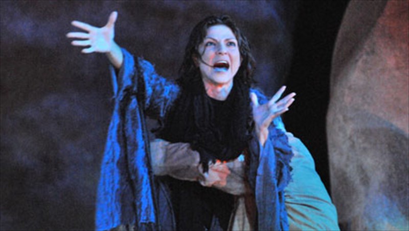 tamila-kouliebato-theatro-den-endiaferetai-gia-ta-sunora-me-ta-sunora-asxolountai-oi-politikoi