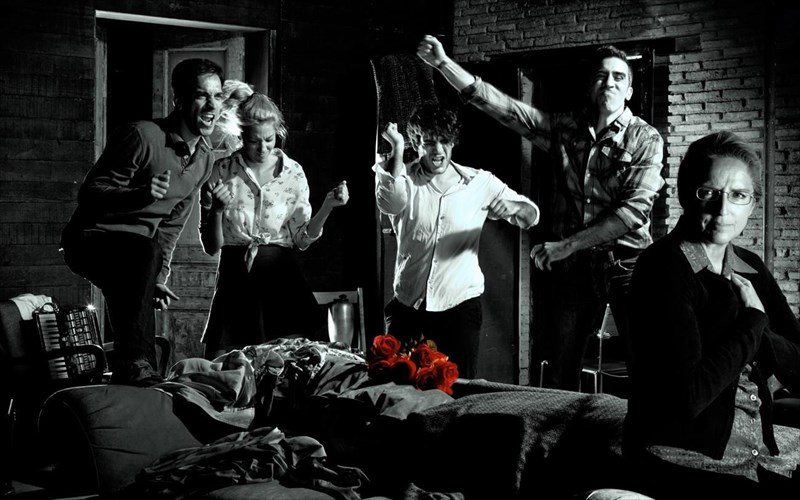 agapiti-elena-kritiki-theatrou