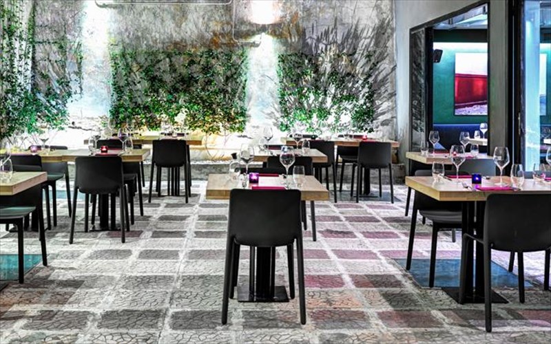 to-safka-giortazei-kai-sas-kanei-doro-to-krasi