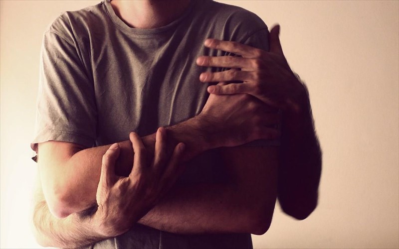 the-boy-kai-ktiria-ti-nuxta-sto-romantso