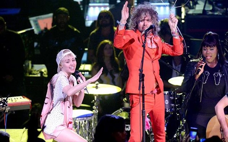 i-miley-cyrus-sunergazetai-me-ton-wayne-coyne