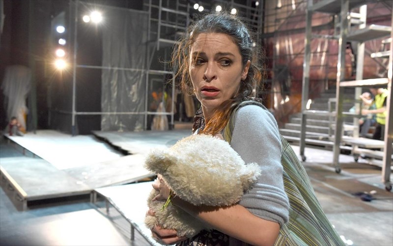 o-kuklos-me-tin-kimolia-kritiki-theatrou