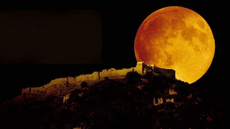 anoixta-ta-mouseia-upo-to-fos-tou-gematou-feggariou