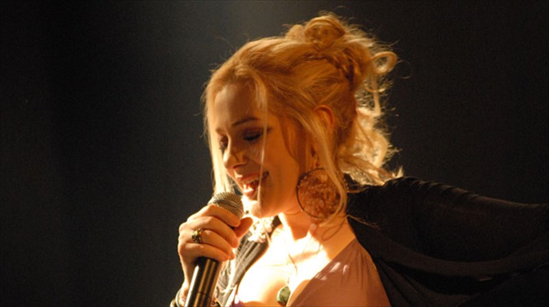 to-tragoudi-paei-theatro