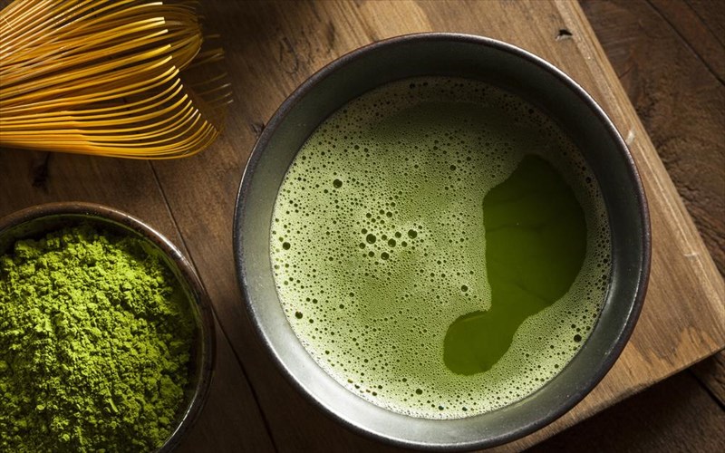 matcha-to-prasino-tsai-se-pio-trendy-ekdoxi