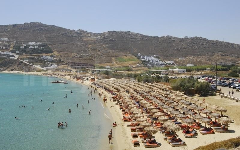 to-monarch-beach-club-erxetai-sti-mukono