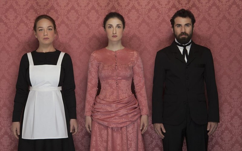 mia-alliotiki-despoinis-tzoulia-kerdizei-tis-entuposeis