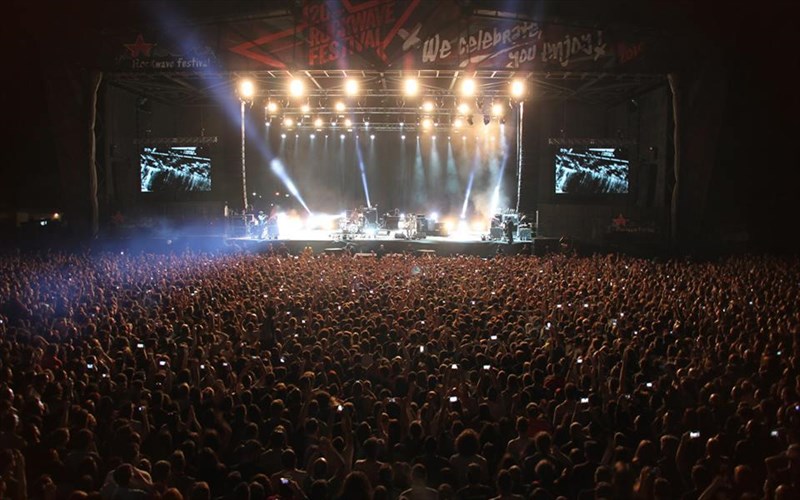 to-rockwave-ksekinise-kai-emeis-eimastan-ekei