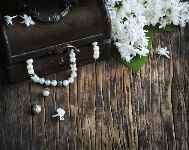 duo-thriskeies-duo-gunaikes-mia-patrida