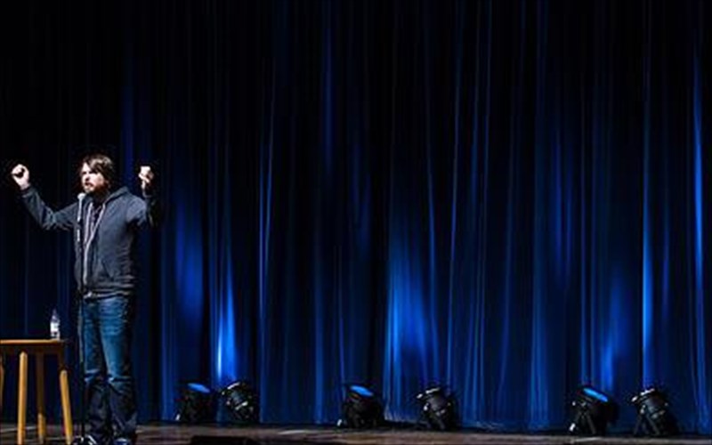 diethnis-giorti-komodias-stin-athina-gia-gelio-mexri-dakruon