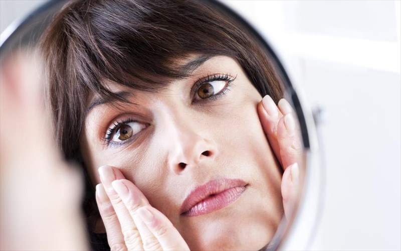 poies-sunitheies-sas-prosthetoun-xronia