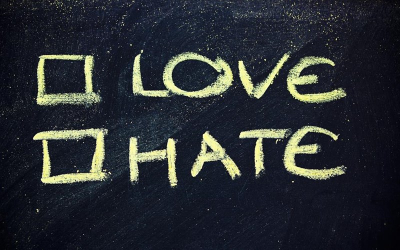 esu-giati-agapas-kai-miseis-tin-athina-sou