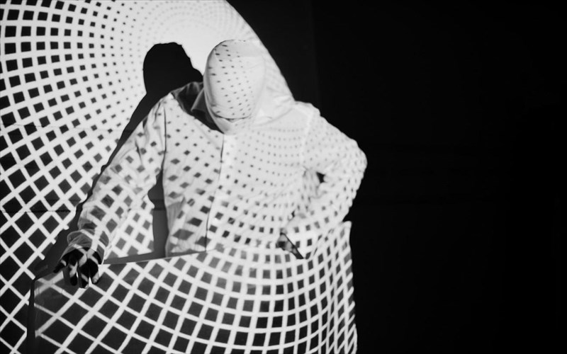 i-texni-dinei-ti-lusi-mesa-kai-ekso-apo-ti-fulaki