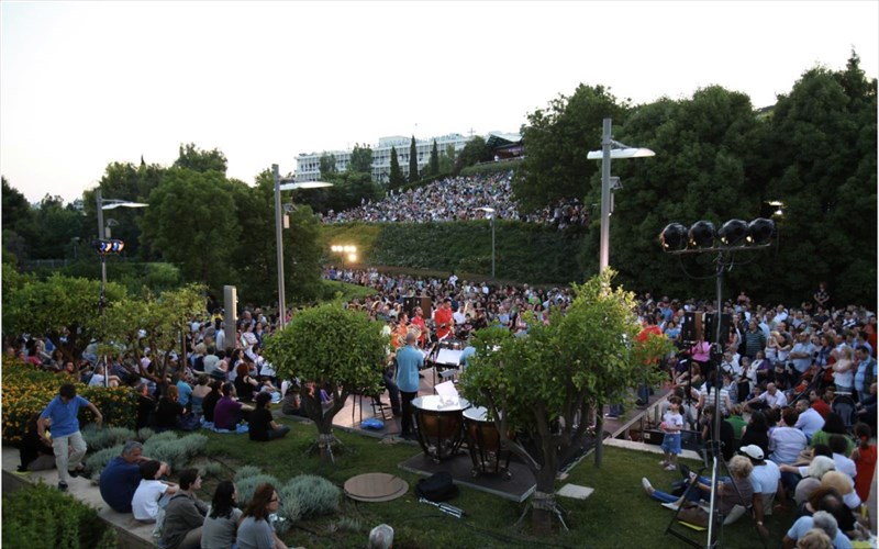 fetos-to-kalokairi-ksaplonoume-ston-kipo-tou-megarou