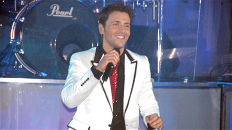 o-nikos-bertis-epistrefei-ananeomenos-stin-paraliaki