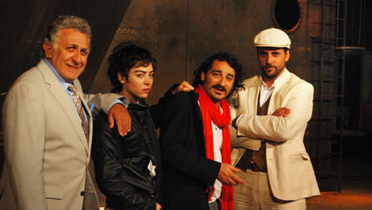 o-ypiretis-duo-afentadon-sto-kipotheatro-papagou